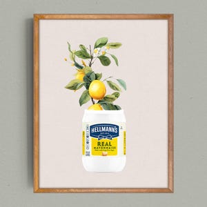 Może przedstawiać: Oprawiony wydruk artystyczny przedstawiający biały słoik majonezu Hellmann's Real z rosnącym z niego drzewkiem cytrynowym. Cytryny są żółte, a liście zielone. Tło jest jasno-beżowe.