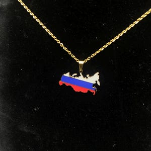 Rushaa Map Necklace – 18K Gold Plated Pendant with Flag or Plain Gold Design (45cm Chain)