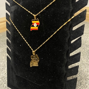 Collar con el mapa de Uganda: colgante bañado en oro de 18 quilates con diseño de bandera o en oro liso (cadena de 45 cm)