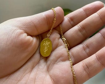 Birth Month Flower Necklace – Gold Oval Pendant with Engraved Floral Design