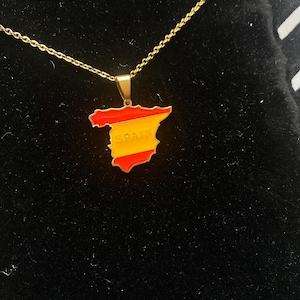 Espania  Map Necklace – 18K Gold Plated Pendant with Flag or Plain Gold Design (45cm Chain)