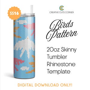 Può includere: Un bicchiere sottile da 20oz con sfondo blu e un motivo ripetuto di uccelli in bianco, arancione e rosa. Il design include una cannuccia trasparente e il testo SS16, Creative Cuts Corner, Birds Pattern, 20oz Skinny Tumbler Rhinestone Template e Digital Download Only.