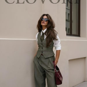 Costume esthétique Old Money pour femme - Ensemble gilet et pantalon plissé vert olive - Ensemble professionnel de style vintage - Costume sur mesure CLOVORY