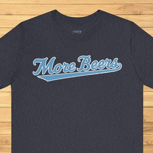 Camiseta con el logo de béisbol de More Beers Chapel Hill / Fuente vintage de Carolina del Norte imagen 1