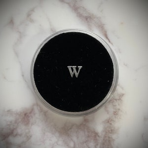 Gema de dente de prata “W”