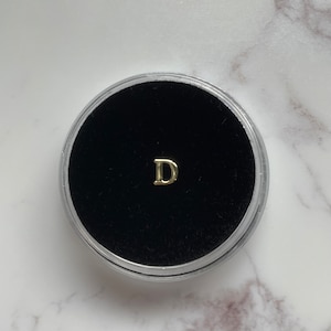 Gema de dente de ouro “D”