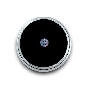 Fioletowy opal w kształcie uśmiechniętego zęba