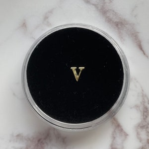 Gema de diente en “V” de oro