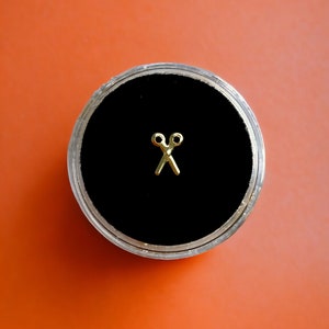 Gold Sissors Tooth Gem