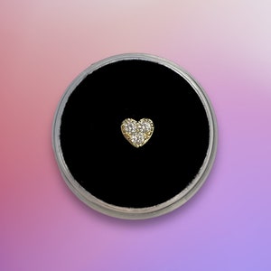 Gema de dente em forma de coração com vários diamantes em ouro
