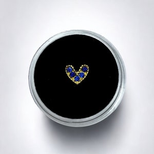 Złoty i niebieski diamentowy kamień w kształcie serca i zęba
