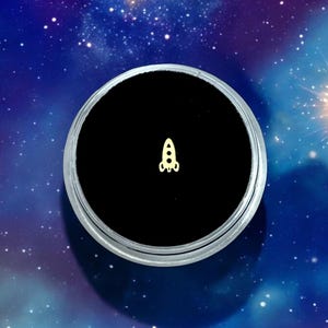 Złoty kamień w kształcie zęba rakiety