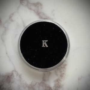 Gema de dente de prata “K”