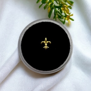 Charm fleur de lys n° 2 en or avec gemme dent