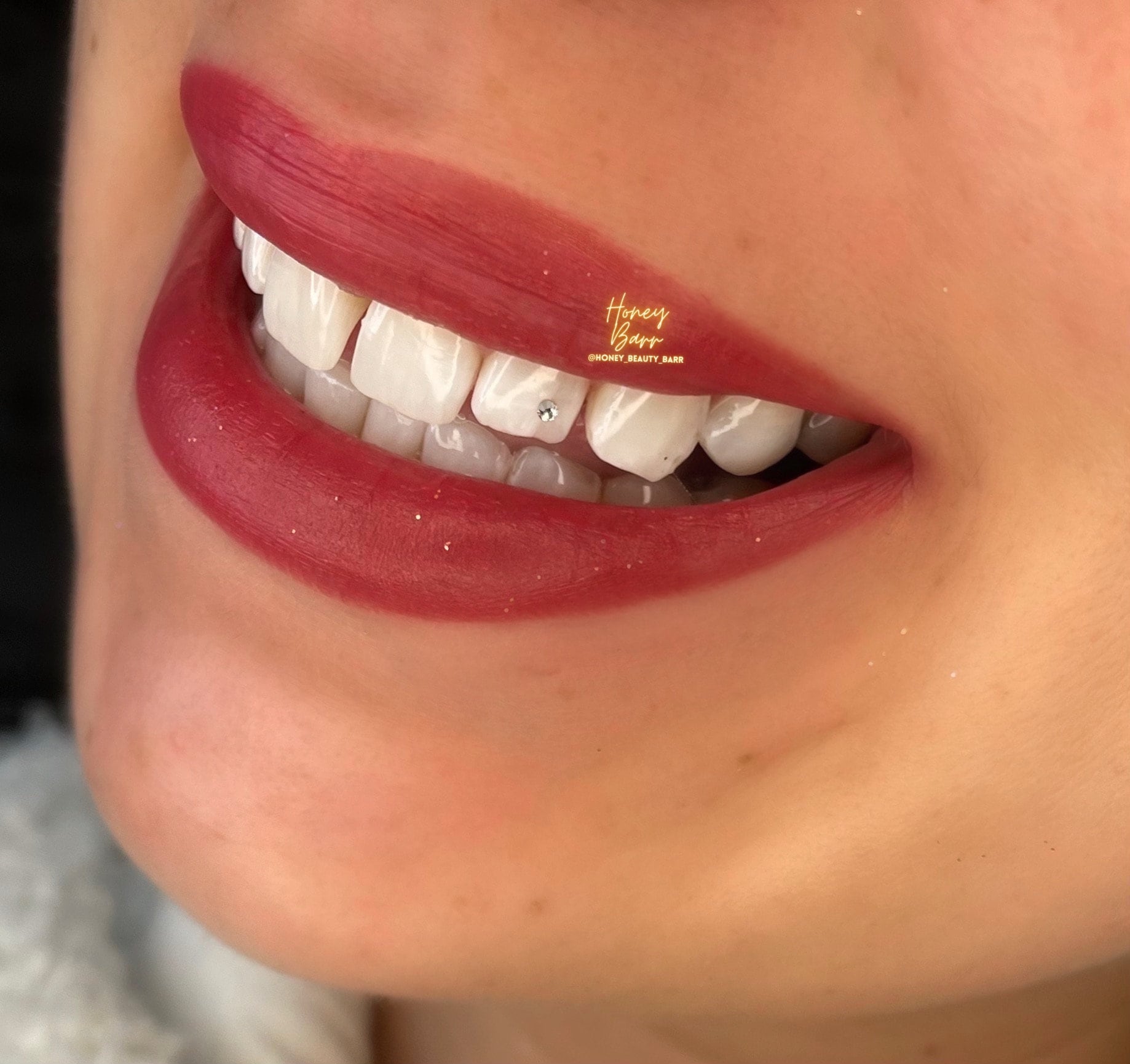 Podes hacer el diseño q quieras con gemas dentales @swarovski en tus dientes…sin  perforar ni marcar tus dientes y en minutos! Mira…