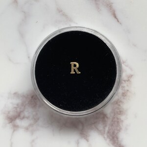 Gema de dente de ouro “R”