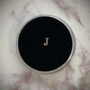 Gema de dente de prata “J”
