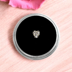 Złoty, luksusowy wisiorek w kształcie serca z wieloma diamentami