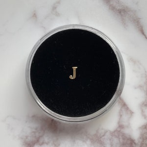 Gema de diente en “J” de oro