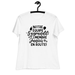 May include: White t-shirt with black text that reads "Notre &eacute;quipe s'agrandit: Membre Junior en route!" with a baby bottle, balloon, and hearts.