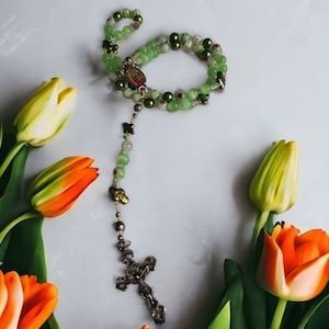Katholischer Rosenkranz, Unserer Lieben Frau von Gaudalupe, Rosenkranz der Heiligen Jungfrau Maria, Kruzifix, Grüner Rosenkranz, Millefiori, CatsEye Mädchen Rosenkranz