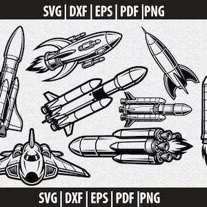 Puede incluir: Ilustraciones vectoriales en blanco y negro de varios cohetes y naves espaciales. Incluye un transbordador espacial, cohetes con aletas y una nave espacial futurista. También contiene el texto "SVG | DXF | EPS | PDF | PNG".