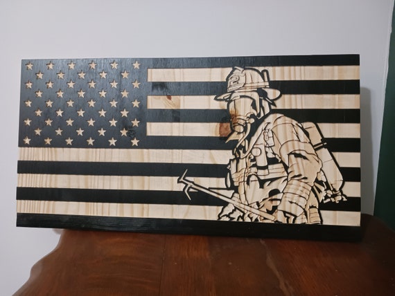 Bandiera dei pompieri in pino fatta a mano: decorazione murale patriottica - Italia