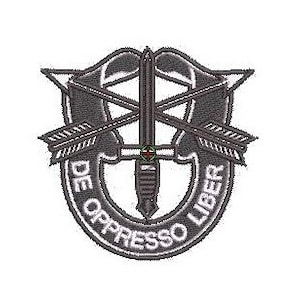 Op de afbeelding: Een grijs geborduurd patch met een witte rand en de woorden "De Oppresso Liber" in wit. De patch toont een dolk met een kruisdraad en twee pijlen die erachter gekruist zijn.