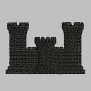 Puede incluir: Un emblema de castillo bordado en negro, con tres torres almenadas. El diseño está centrado sobre un fondo gris claro, mostrando la puntada detallada y la forma del emblema.