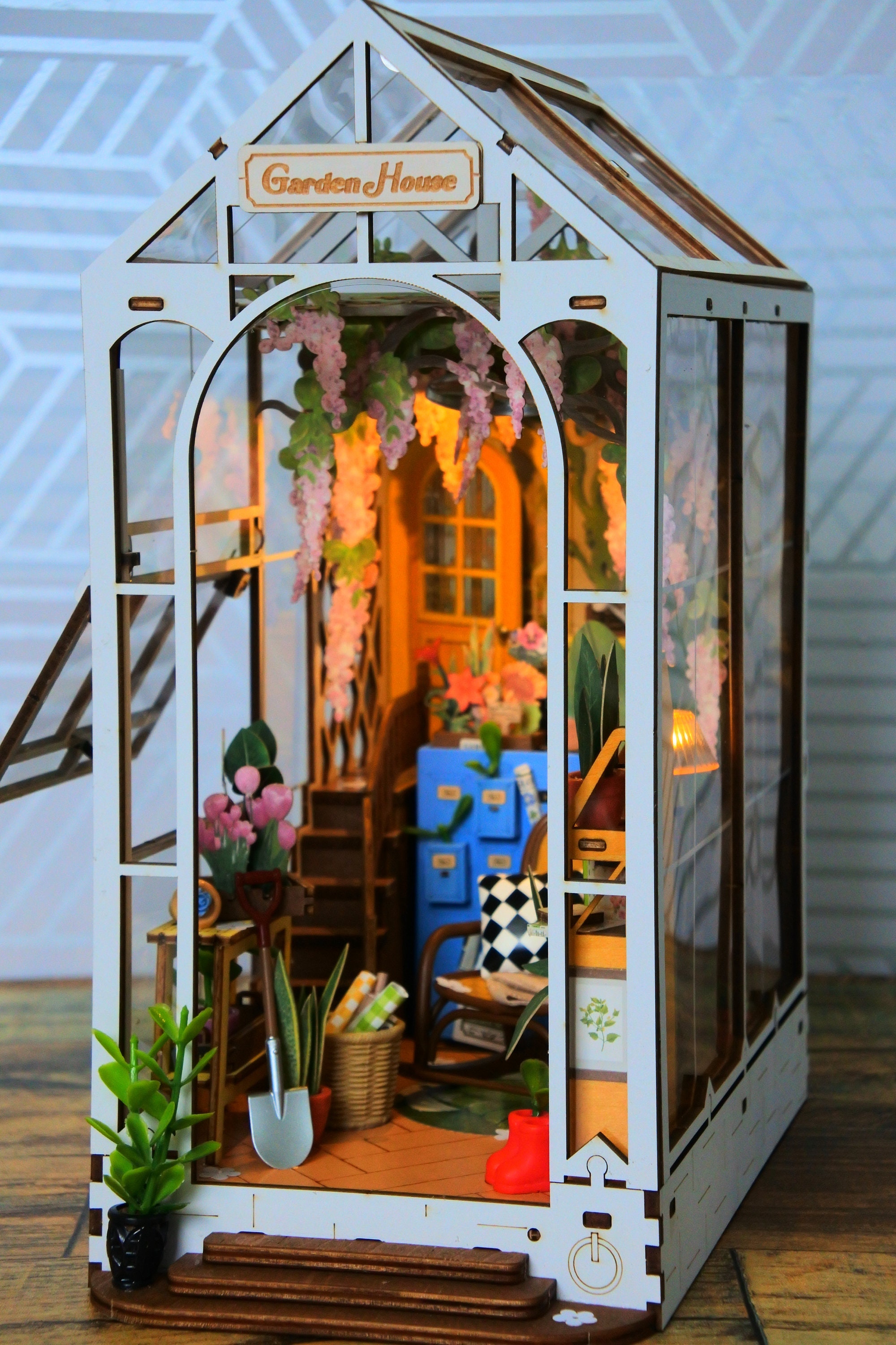 Rolife Holiday Garden House DIY Book Nook Shelf Insert TGB06