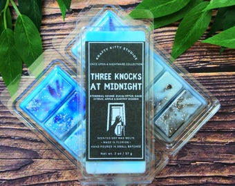 Könnte beinhalten: Zwei durchsichtige Kunststoffbehälter mit duftenden Sojawachsschmelzen. Das mittlere Etikett trägt die Aufschrift: KRAFTY KITTY STUDIOS, ONCE UPON A NIGHTMARE COLLECTION, THREE KNOCKS AT MIDNIGHT, ETHEREAL OZONE, EUCALYPTUS, SAGE, CITRUS, APPLE & EARTHY WOODS, Net wt. 2 oz / 57 g.