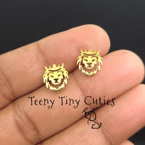 Leo Lion King Nicht anlaufende Edelstahl-Push-Back-Ohrringe. Laser-geschnittene starke Stahlohrringe in Gold-, Roségold-, Silber- und Schwarztönen.