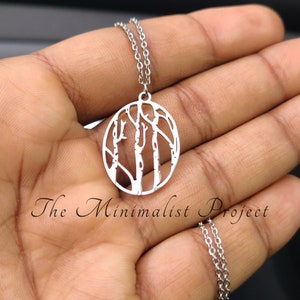 Vreedzaam bos, boomstammen sierlijke ketting voor vrouwen/meisjes. Lasergesneden NIET BEZET roestvrij staal goud- of zilvertinten. Karabijnsluiting.