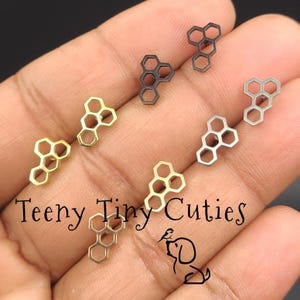 Par de pequeños pendientes de botón con forma de panal: cierres de presión, acero inoxidable en oro, negro, plata y oro rosa.