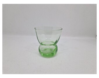 Kleines Glas, Schnapsglas, Minivase aus Uranglas Pressglas Vintage 70er