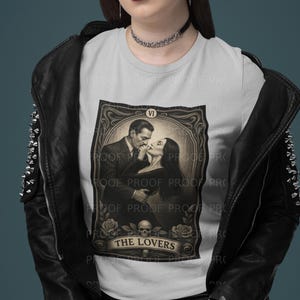 Koszulka Lovers Tarot Morticia & Gomez Addams Gothic Romance Tee, Dark Sepia Tarot Art, Koszulka dla par na Halloween, Ręcznie robione miękkie płótno Bella