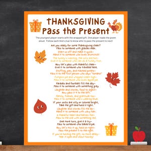 Peut inclure: Jeu de Thanksgiving « Passez le cadeau » sur fond orange. Le texte contient des instructions pour un échange de cadeaux de vacances. Des illustrations de dinde, de feuilles et de cadeaux sont incluses. Jeu de fête.