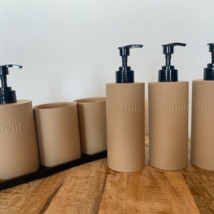 Moderne Bad-Accessoires im Set, lattebraun