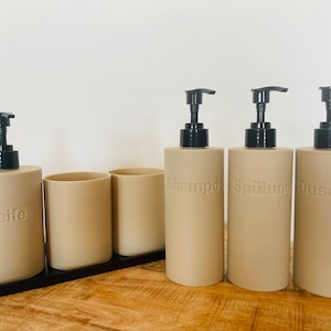 Moderne Bad-Accessoires im Set, sandfarben