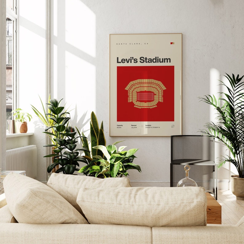 Op de afbeelding: Een minimalistische poster met een rode achtergrond en gouden accenten met een diagram van Levi's Stadium in Santa Clara, Californi&euml;. De poster bevat de naam van het stadion, de locatie, de capaciteit en de openingsdatum.
