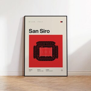 Könnte beinhalten: Gerahmter Kunstdruck mit einem minimalistischen Design des San Siro-Stadions in Mailand, Italien. Das Kunstwerk zeigt den Grundriss des Stadions in Schwarz vor rotem Hintergrund, mit dem Namen "San Siro". Der Druck enthält Details zur Kapazität, zum Eröffnungsdatum und zum Standort des Stadions.