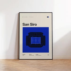 Könnte beinhalten: Gerahmtes Poster mit einer stilisierten Illustration des San Siro-Stadions in Mailand, Italien. Das Design zeigt den Grundriss des Stadions in Schwarz auf blauem Hintergrund, mit dem Namen "San Siro" in fetter Schrift.