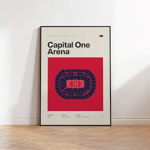 Könnte beinhalten: Ein rotes und blaues Poster mit schwarzem Rahmen, das ein Schema der Capital One Arena in Washington, D.C. zeigt. Das Poster enthält den Text "Capital One Arena", "Washington, D.C.", "Kapazität 18.573", "Eröffnet Dezember 1997" und "Standort 38.8982° N 77.0209° W".