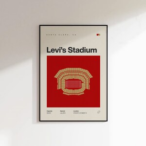 Op de afbeelding: Een minimalistische poster met een rode achtergrond en een gouden omtrek van Levi's Stadium in Santa Clara, Californi&euml;. De poster bevat de naam van het stadion, de capaciteit, de openingsdatum en de locatie.