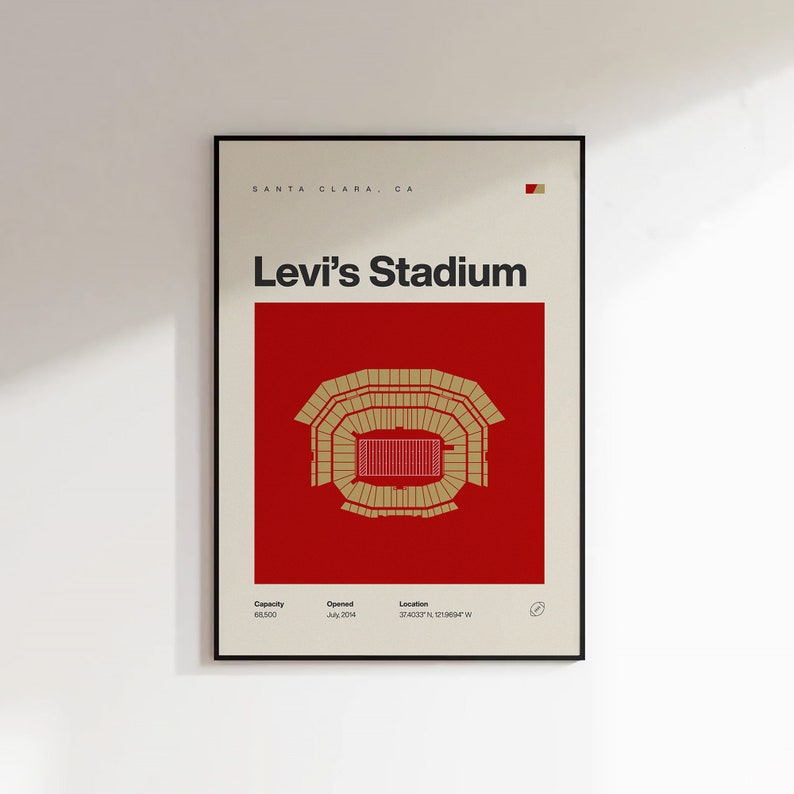 Op de afbeelding: Een minimalistische poster met een rode achtergrond en een gouden omtrek van Levi's Stadium in Santa Clara, Californi&euml;. De poster bevat de naam van het stadion, de capaciteit, de openingsdatum en de locatie.