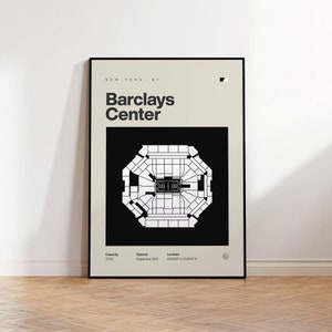 Puede incluir: Una ilustración en blanco y negro del Barclays Center en Brooklyn, Nueva York. La ilustración muestra la disposición de los asientos de la arena. El texto "NEW YORK, NY" y "Barclays Center" está en la parte superior de la ilustración. El texto "Capacidad 17.732", "Inaugurado en septiembre de 2012" y "Ubicación 40.6856°N 73.9754°W" está en la parte inferior de la ilustración.