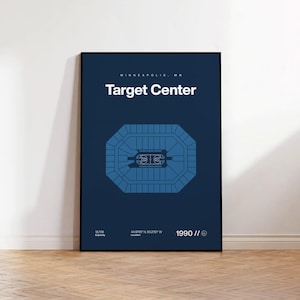 Pode incluir: Um pôster emoldurado com fundo azul marinho apresenta o texto "Target Center" em branco, acima de um diagrama da arena azul. O pôster inclui a cidade e o estado, a capacidade, as coordenadas de localização e o ano de 1990.