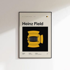 Puede incluir: Un p&oacute;ster minimalista en blanco y negro con un contorno amarillo de Heinz Field, un estadio de f&uacute;tbol en Pittsburgh, Pensilvania. El p&oacute;ster incluye el texto "Heinz Field" y la capacidad del estadio, la fecha de apertura y la ubicaci&oacute;n.