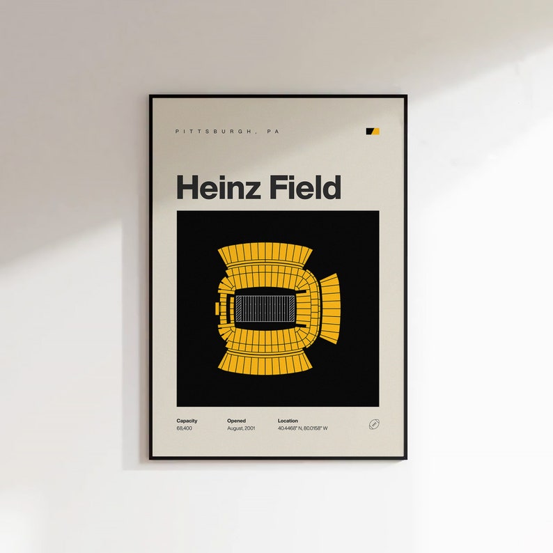Puede incluir: Un p&oacute;ster minimalista en blanco y negro con un contorno amarillo de Heinz Field, un estadio de f&uacute;tbol en Pittsburgh, Pensilvania. El p&oacute;ster incluye el texto "Heinz Field" y la capacidad del estadio, la fecha de apertura y la ubicaci&oacute;n.