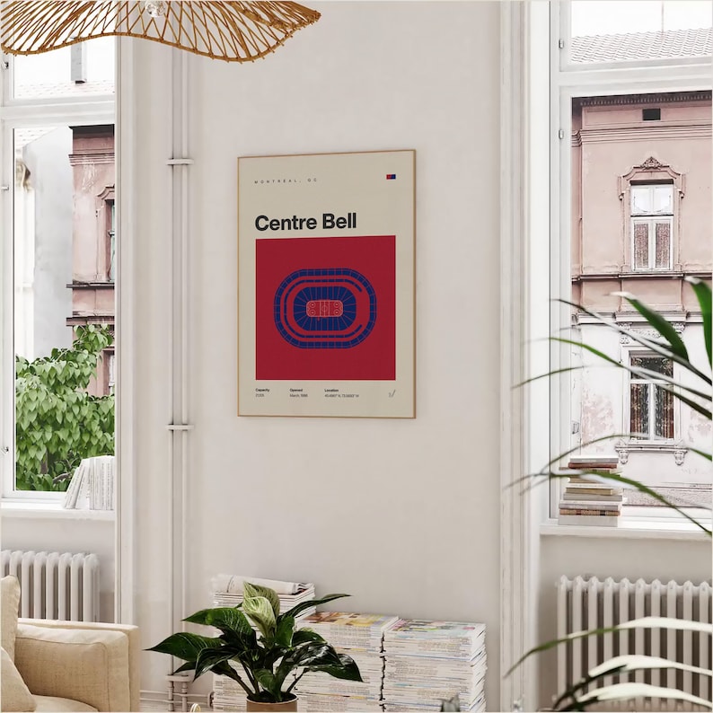 K&ouml;nnte beinhalten: Gerahmtes Poster mit dem Text "Centre Bell" in Schwarz. Das Poster hat einen roten Hintergrund mit einem blau-roten Stadiondesign. Es h&auml;ngt an einer wei&szlig;en Wand in der N&auml;he eines Fensters.